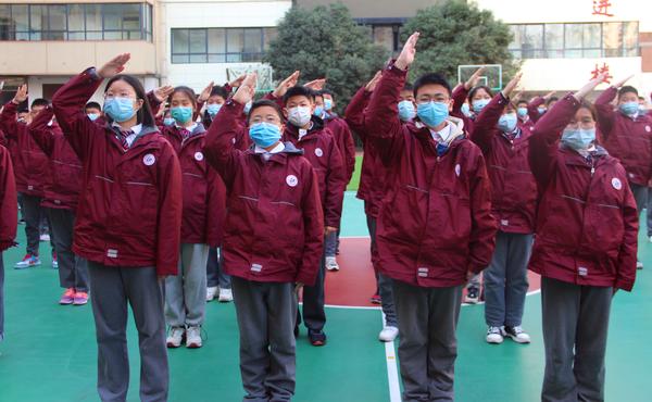 肖子杨带领全体师生进行宣誓 (2)